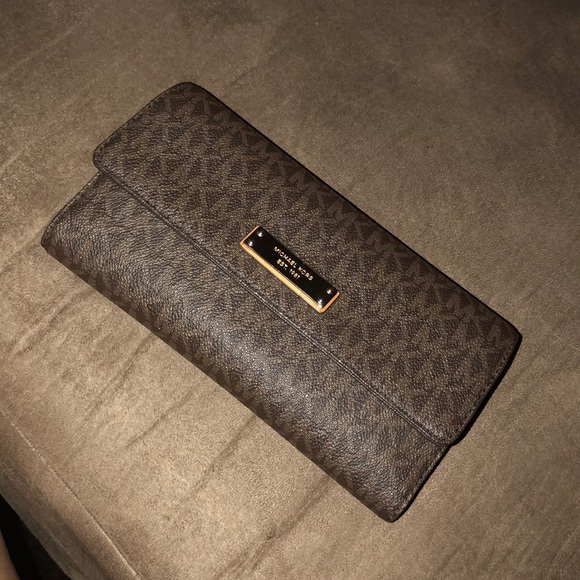 MICHAEL KORS CHECKBOOK WALLET - Picture 1 of 3